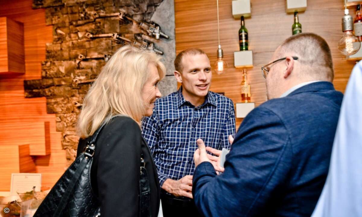 Claudia Ketzer im Gespräch mit Miroslav Mikus und Michael Schröder (alle Eset) (Foto: Eset)