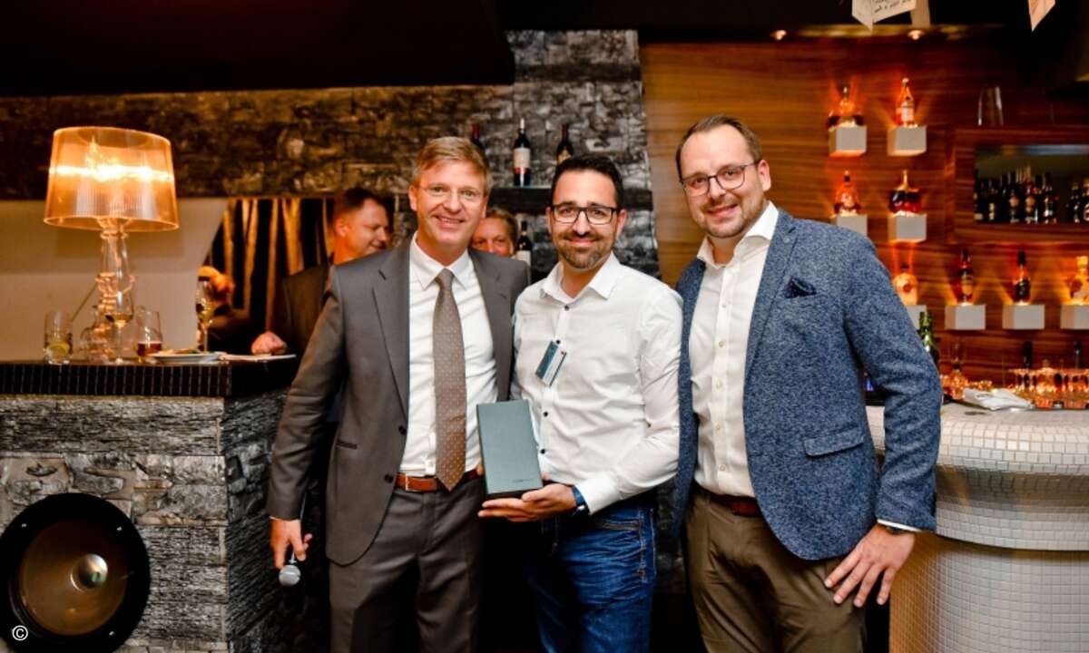 Stefan Palm von ttt-IT (Mitte) freut sich mit Holger Suhl und Christoph Preetz von Eset über die Auszeichnung für den »Deal of the Year« (Foto: Eset)