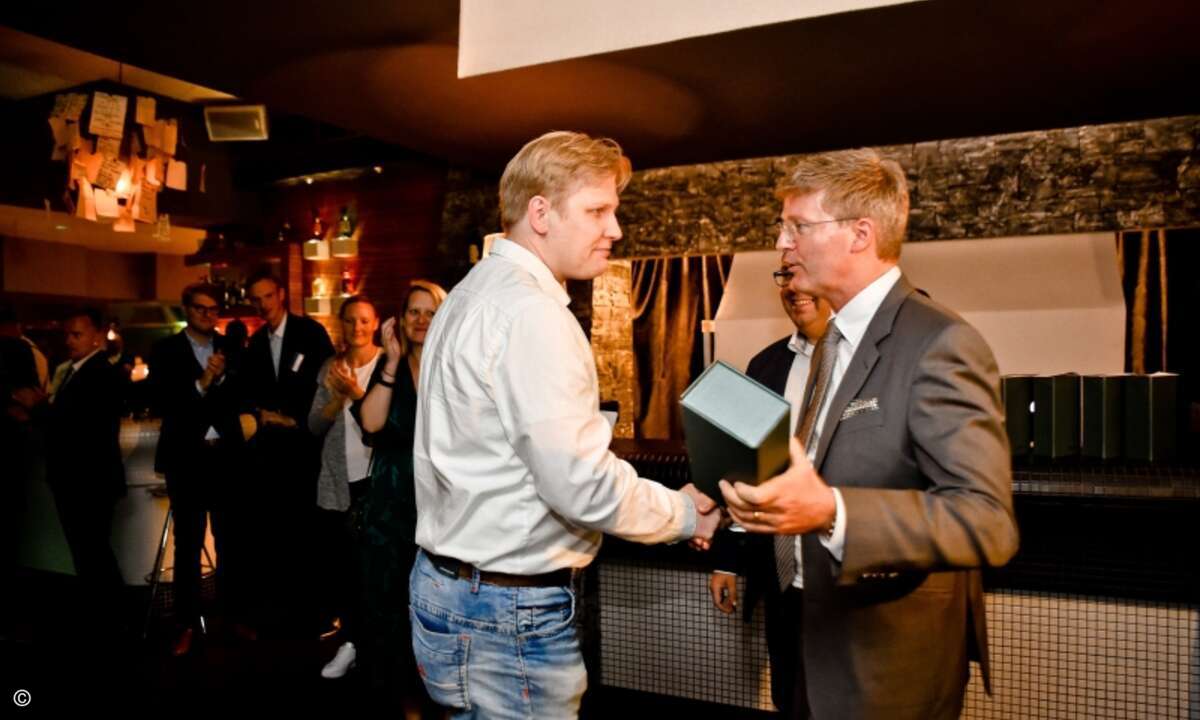 Glückwünsche für Ralf Bruch, der sich mit JE Computer die Award für den »Best Performer Consumer Channel« sicherte (Foto: Eset)