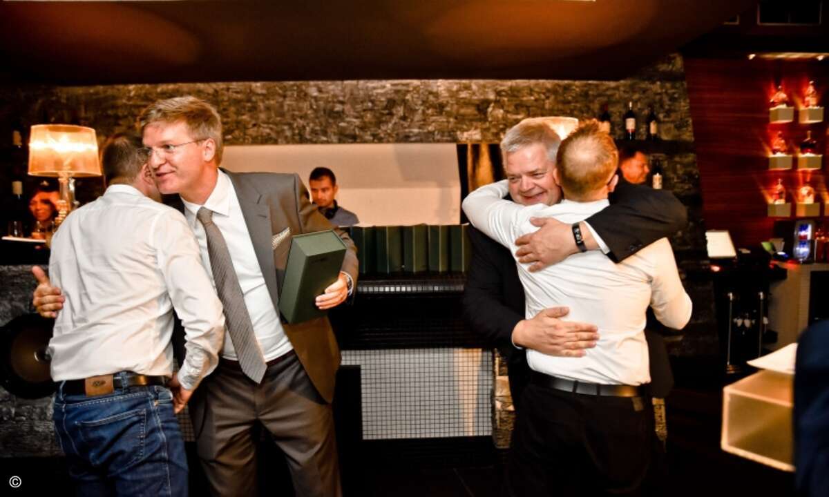 Für das Team von Otten + Freckmann gab es zur Auszeichung als »Channel Champion West« auch noch eine kräftige Umarmung (Foto: Eset)