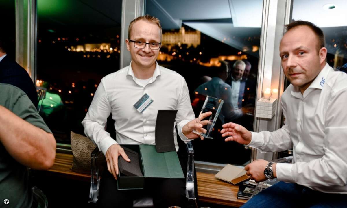 Benjamin Engelke und Dennis Schmeer von Otten + Freckmann mit dem Award (Foto: Eset)