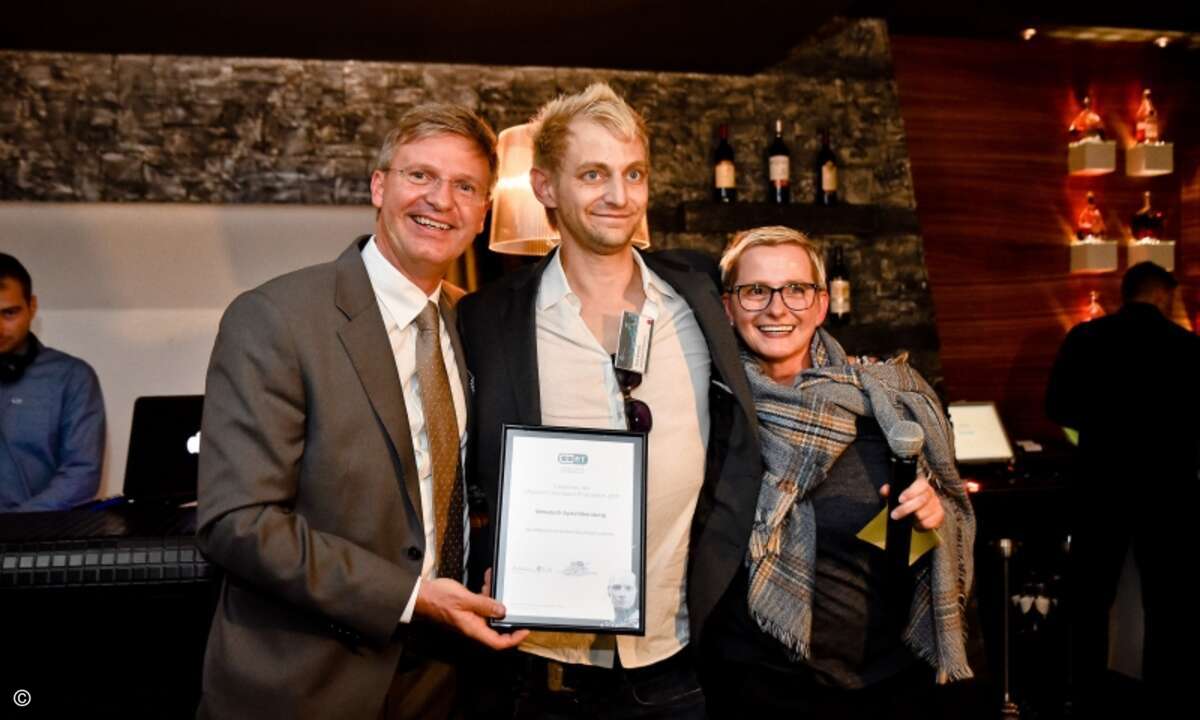 ... der anschließend mit Holger Suhl und Inka Behnke von Eset um die Wette strahlt (Foto: Eset)
