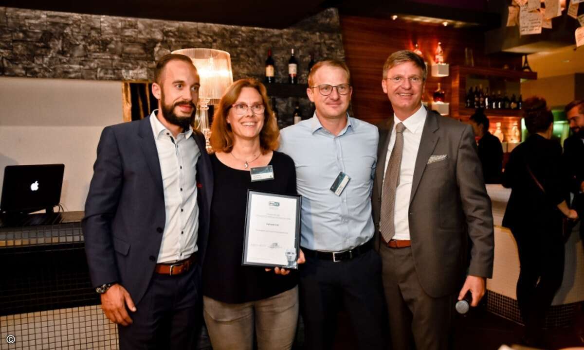 Jenny Funk und Thomas Jäger von Cyprotect erhalten von Tobias Neugebauer und Holger Suhl ebenfalls eine Urkunde für die erfolgreiche »Champions«-Promotion (Foto: Eset)