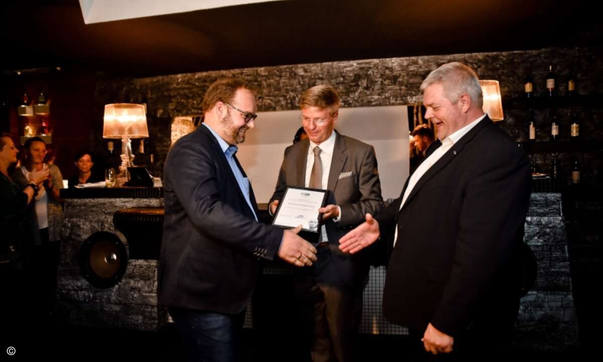 Gratulation an Thorsten Schröder von Nacura IT-Service zu erfolgreichen »Champions«-Promo durch Stefan Müller (Foto: Eset)