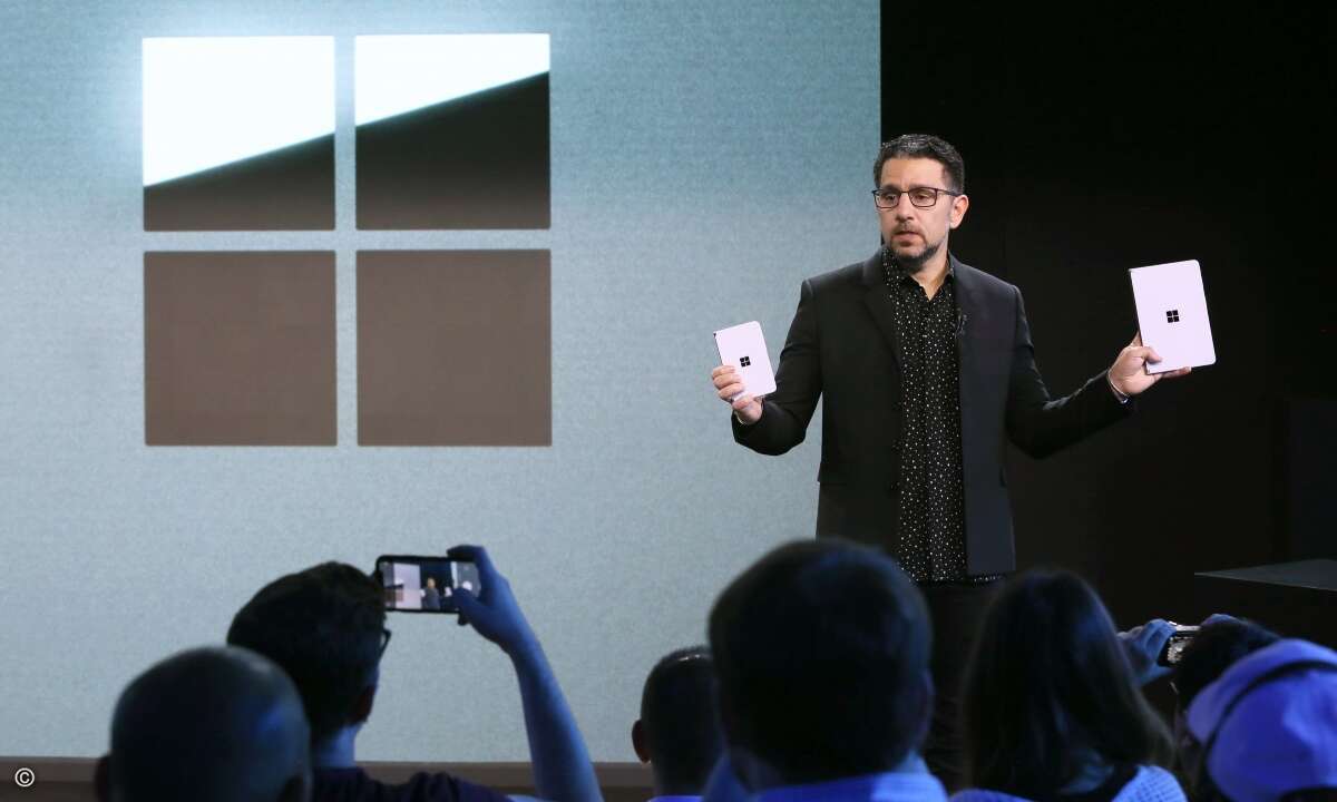 Ein Ausblick auf die Zukunft der Surface-Familie: Panos Panay stellt zwei neue Surface-Devices mit Doppeldisplay vor. (Bild: Microsoft)