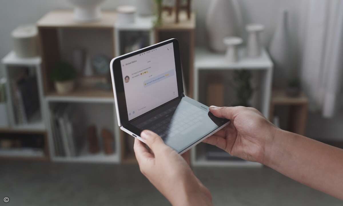 Jede Menge Aufmerksamkeit erregte das das nur handgroße »Surface Duo«. (Bild: Microsoft)
