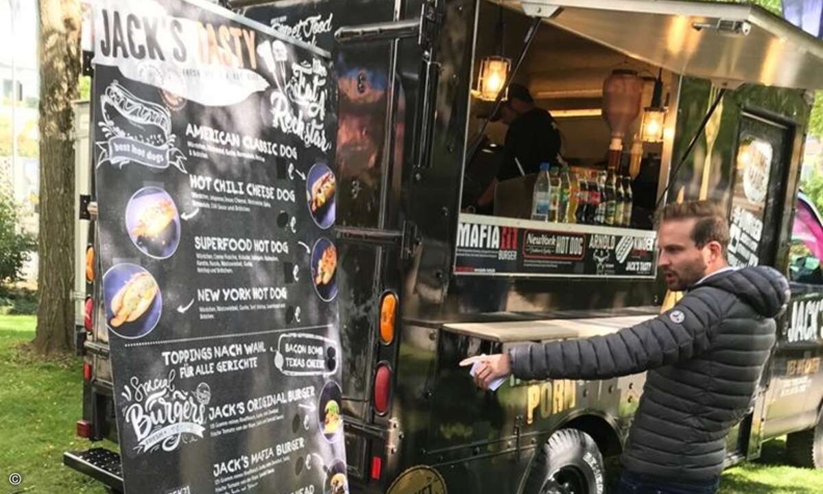 Tobias Härtinger von Cyqueo hat sich für einen Burger entschieden (Foto: Mimecast)