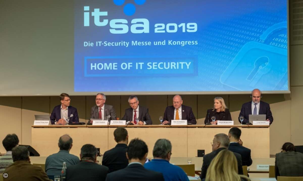 Eröffnungspressekonferenz mit it-sa-Chef Frank Venjakob (2.v.li.) und BSI-Präsident Arne Schönbohm (3.v.re.) (Foto: NürnbergMesse - Thomas Geiger)