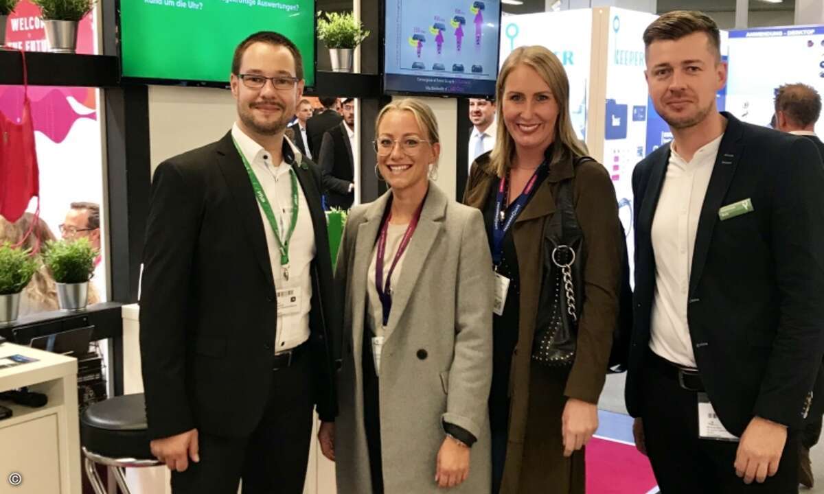 Sascha Blanke (li) und Matthias Belz (re., beide Pyur) mit Nadine Ziegler und Sara Neugebauer (beide CRN) (Foto: CRN)