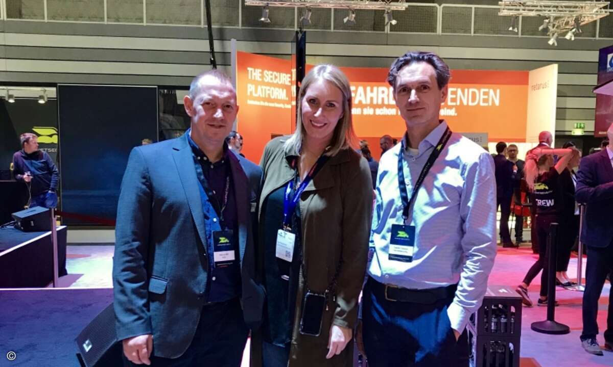 Sara Neugebauer mit Marcus Will von AND und Tassilo Totzeck von Hornetsecurity (Foto: CRN)