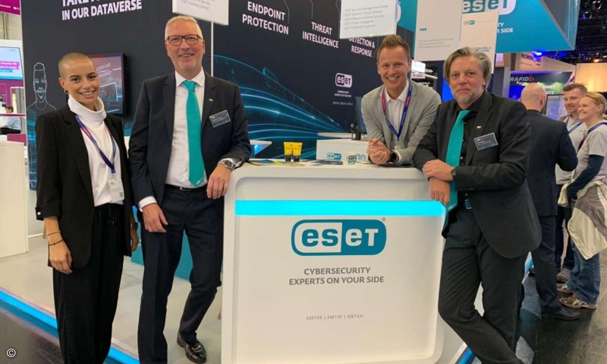 Aleksandra Maksimovic und Eric Weis von CRN zu Besuch bei Thorsten Urbanski und Maik Wetzel von Eset (Foto: CRN)