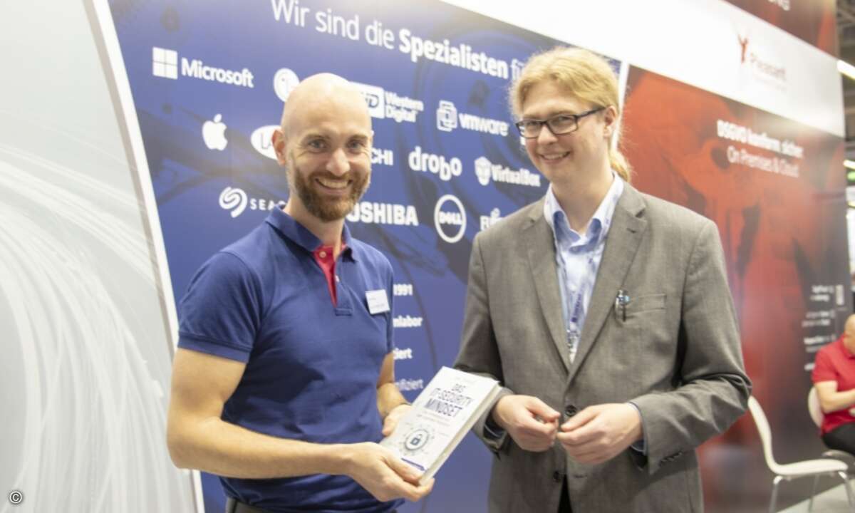 Jan Bindig überreicht einem CRN-Leser sein Buch »Das IT-Security Mindset«, das gemeinsam mit CRN verlost wurde (Foto: CRN)