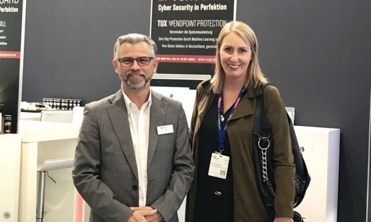 Uwe Hanreich von Tuxguard mit Sara Neugebauer von CRN (Foto: CRN)
