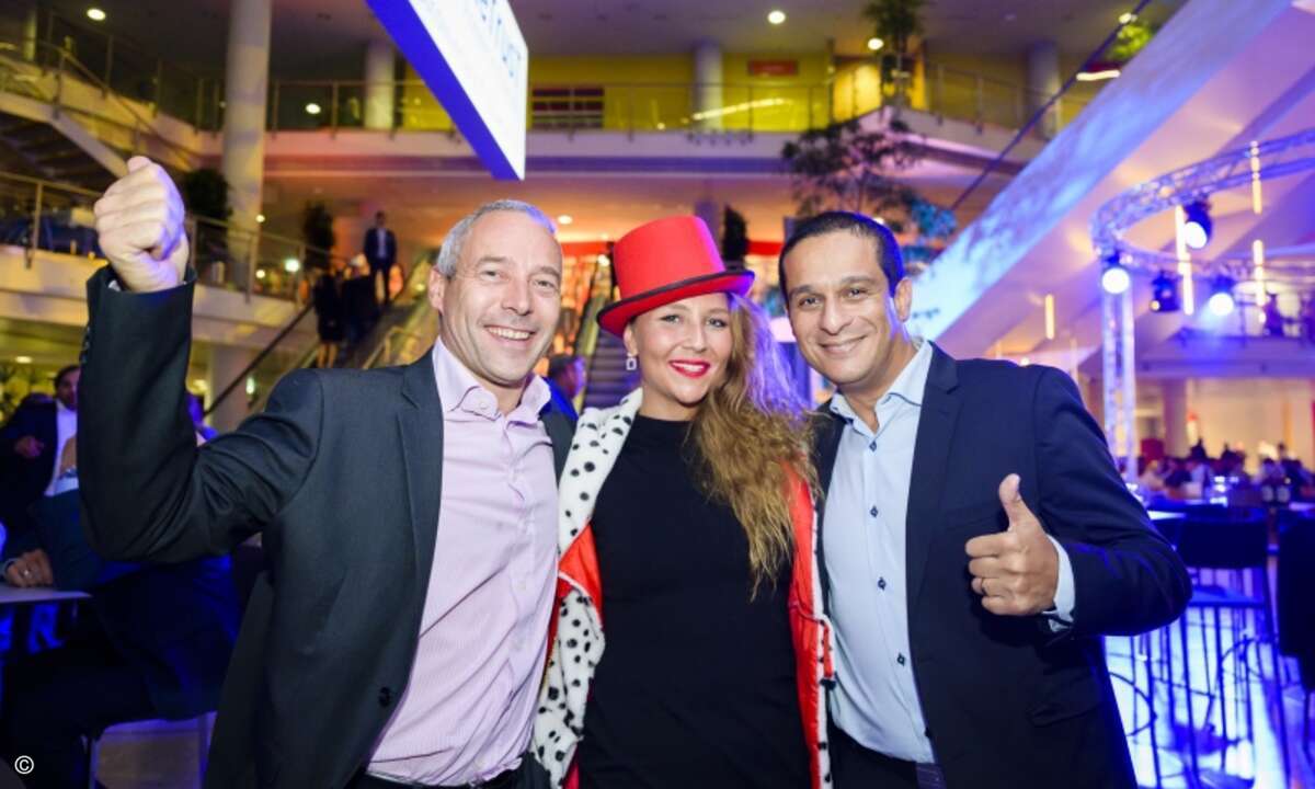 Daumen hoch für eine tolle Messe und eine gelungene Party (Foto: NürnbergMesse - Uwe Niklas)