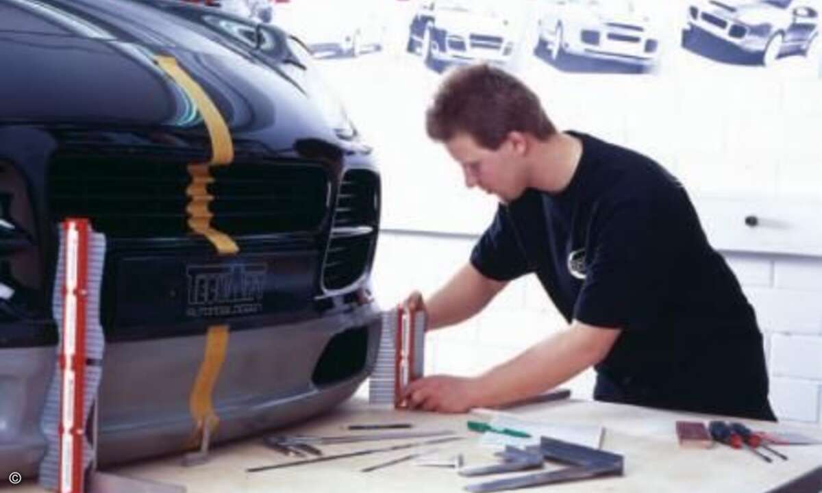 Mehrere hundert Edelkarossen pro Jahr sind es, die über Porsche-Händler, Auslandsstützpunkte oder auch von Privatpersonen zur Veredelung in die Werkstätten der Leonberger TechArt GmbH gelangen. Foto: Godesy