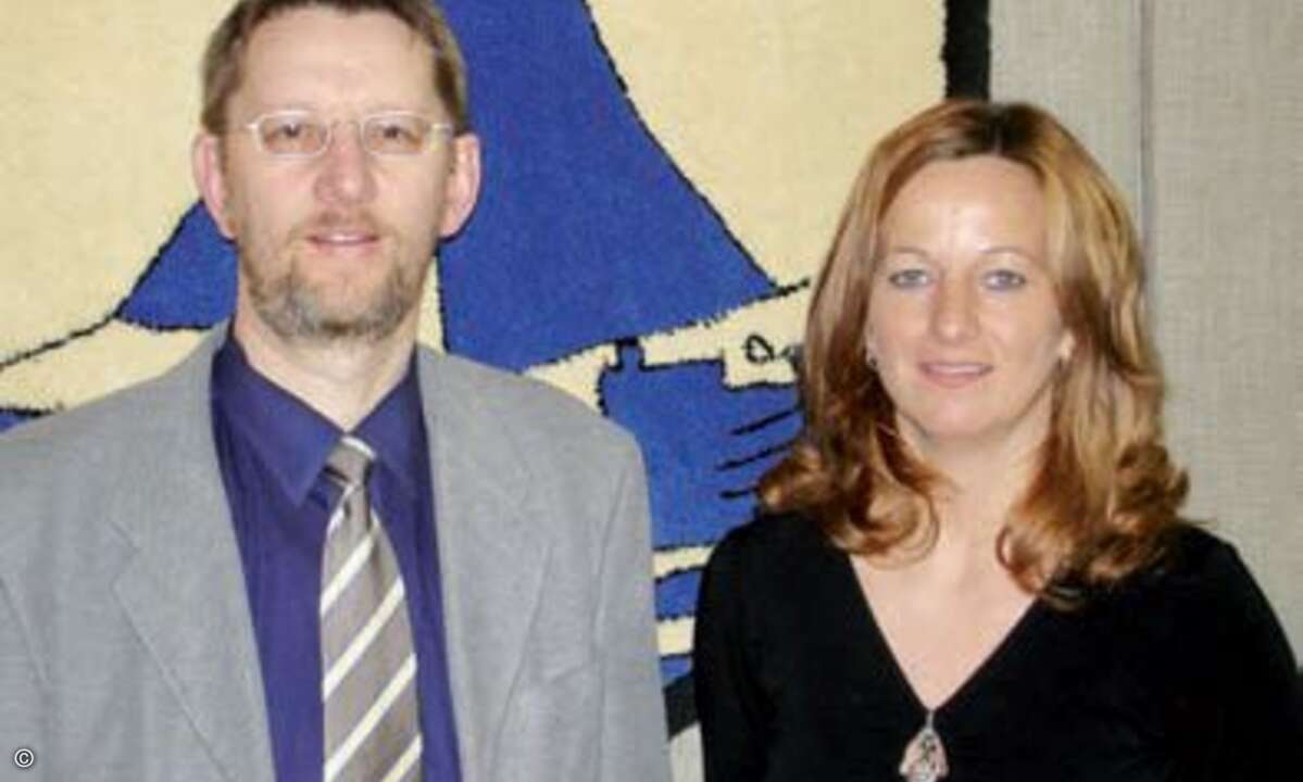 Alwin Fuhs, Fachbereichsleiter Organisation, und Anja Zimmermann, Systemadministratorin, sind stolz auf die gelungene Einführung des DMS Docuware in Moormerland. Foto: Gemeinde Moormerland