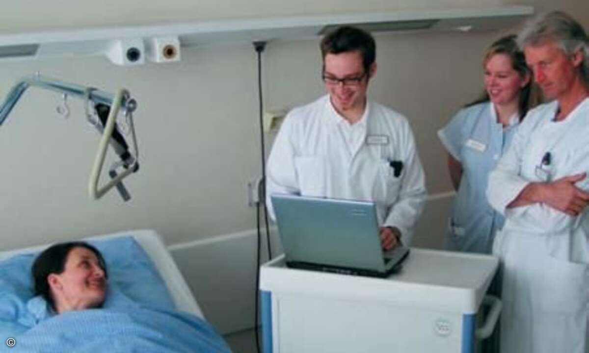 Die Ärzte können direkt am Krankenbett drahtlos auf die Patientendaten und alle nötigen Anwendungen zugreifen. Foto: Klinikum Starnberg