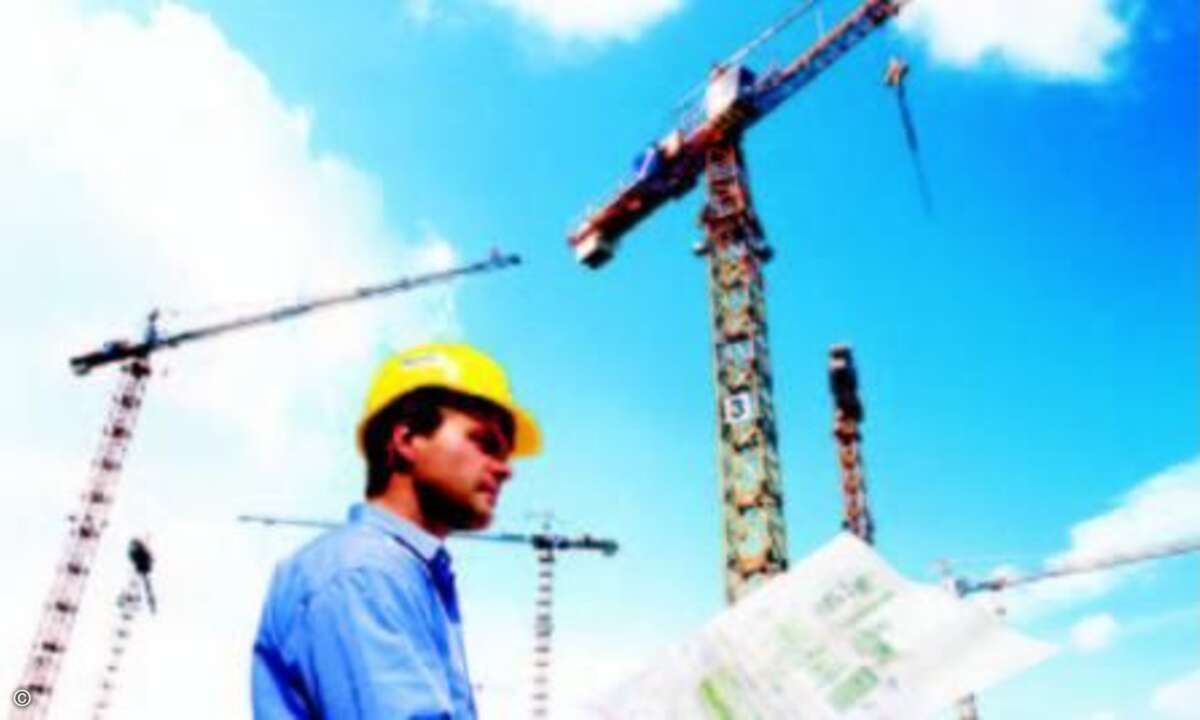Um auf den Baustellen die Vorschriften stets zur Verfügung zu haben, nutzt Hochtief eine mobile Version des datenbankbasierten Informationssystems. Foto: Hochtief