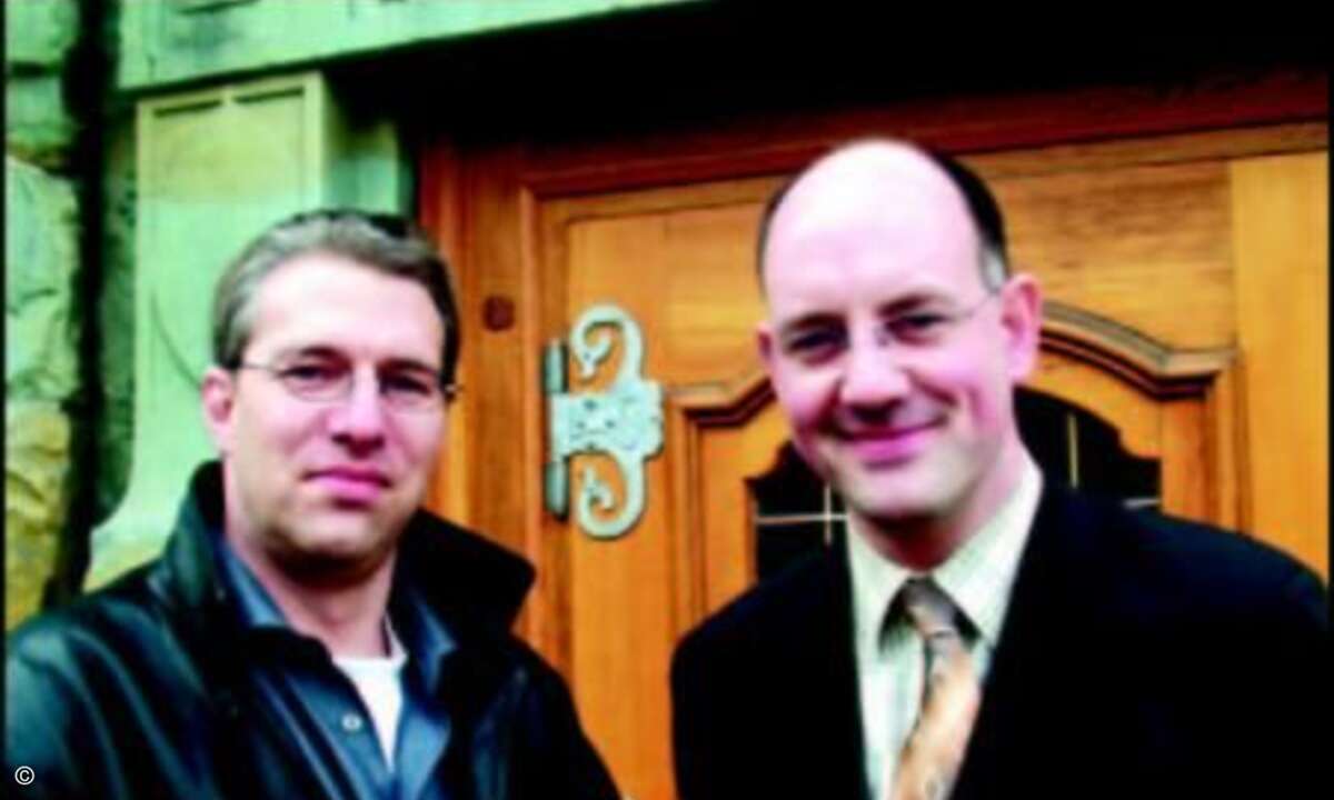 Heiko Schlienz vom Personal- und Ordnungsamt der Stadt Hattingen und Christian Leipner vom Systemhaus Helmich haben zusammen das Projekt »Linux-basiertes Sicherheitssystem« in Hattingen »gestemmt«. Foto: Stadt Hattingen