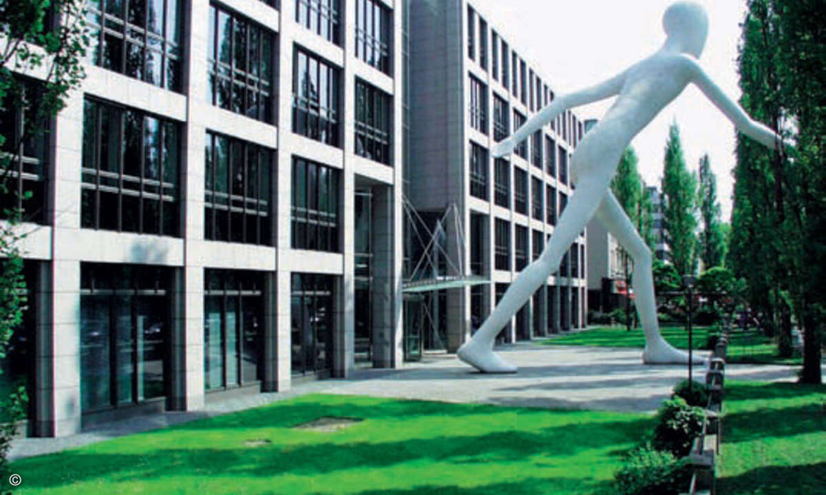 Mit der Skulptur Walking Man hat sich die Münchner Rück in der bayerischen Landeshauptstadt selbst ein Denkmal gesetzt.