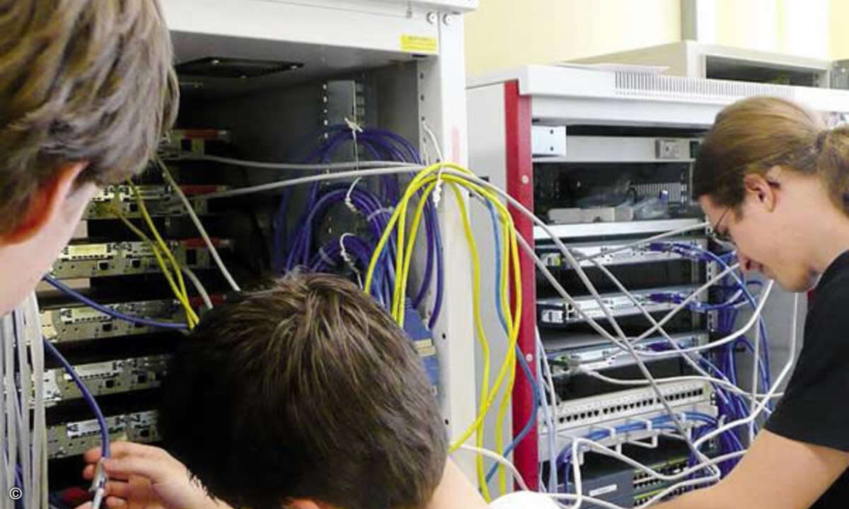 Schüler bei der Arbeit im IT-Labor.
