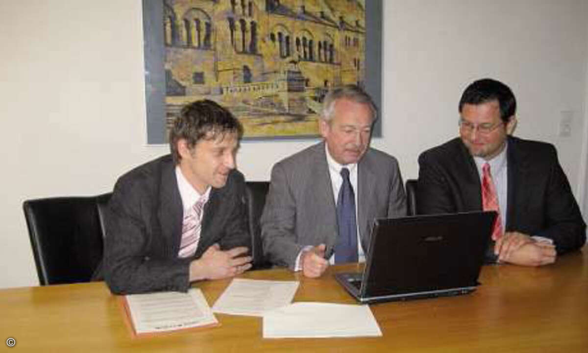 Projektleiter Holger Dettmer, Goslars Oberbürgermeister Henning Binnewies, und Peter Rump vom IT Systemhaus Hönigsberg & Düvel freuen sich über den Projekterfolg.