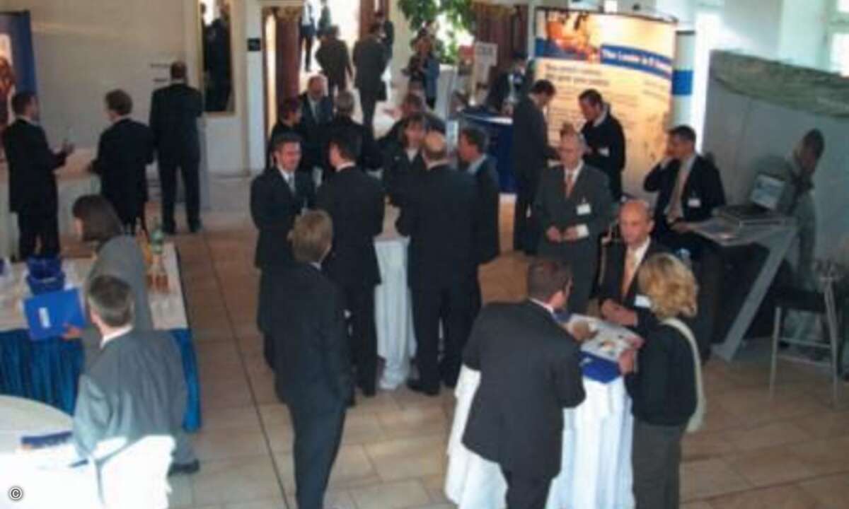 Im Ausstellungsbereich nutzten viele Besucher und Aussteller die Zeit zwischen den Workshops für vertiefende Diskussionen.