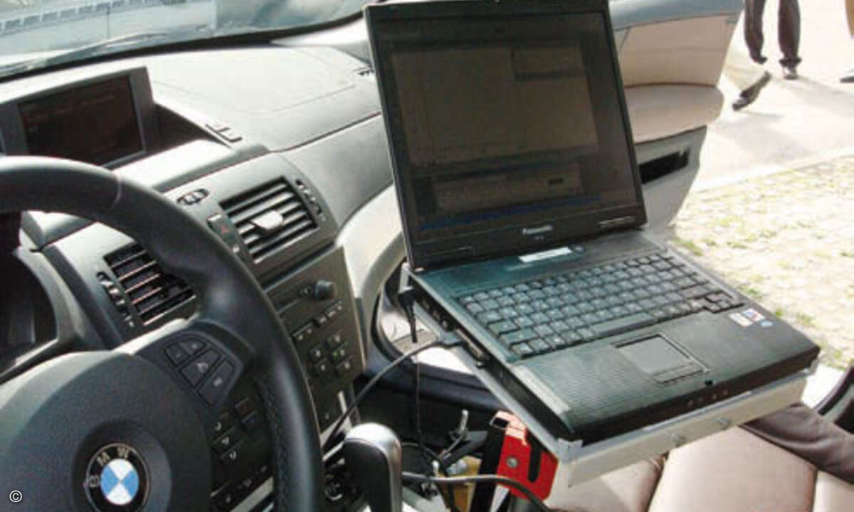 Direkt im Fahrzeug entwickeln Forscher von Tieto Enator die Softwaresteuerung des Getriebes eines BMW-Fahrzeugs.