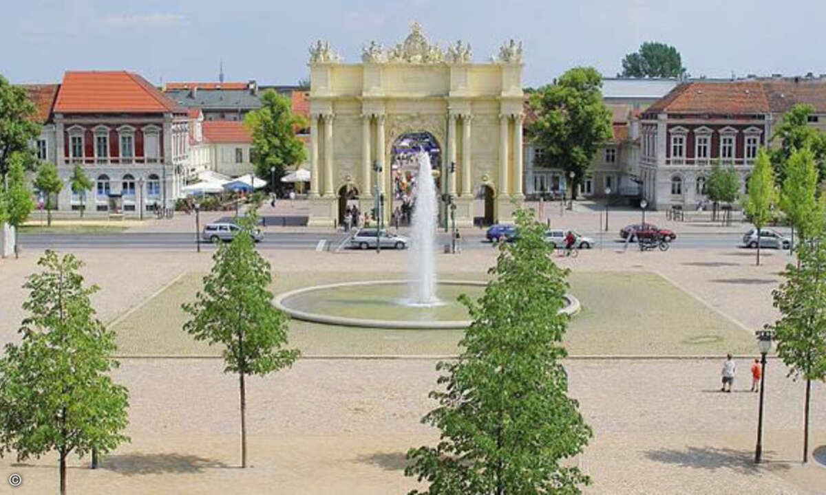 Das Brandenburger Tor in Potsdam wurde 1779 unter Friedrich dem Großen als westlicher Stadtausgang errichtet.