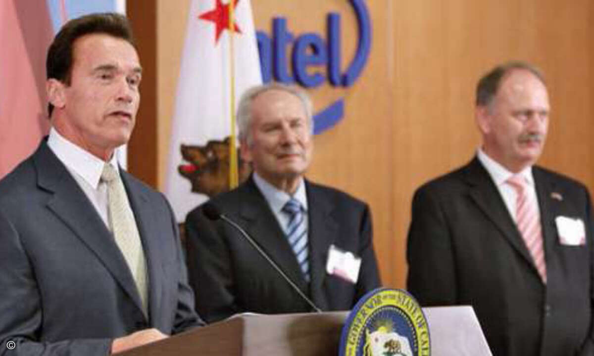 Arnold Schwarzenegger (links), hier anlässlich der CeBIT-Pressekonferenz am 2. Oktober 2008 im kalifornischen Santa Clara, ist einer der Sprecher der CeBIT-Eröffnungsveranstaltung 2009.