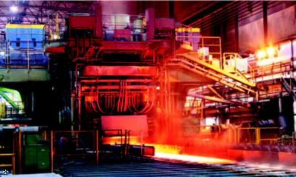 Eine Warmbreitbandstraße in der Produktionshalle der Salzgitter AG. Foto: Salzgitter AG