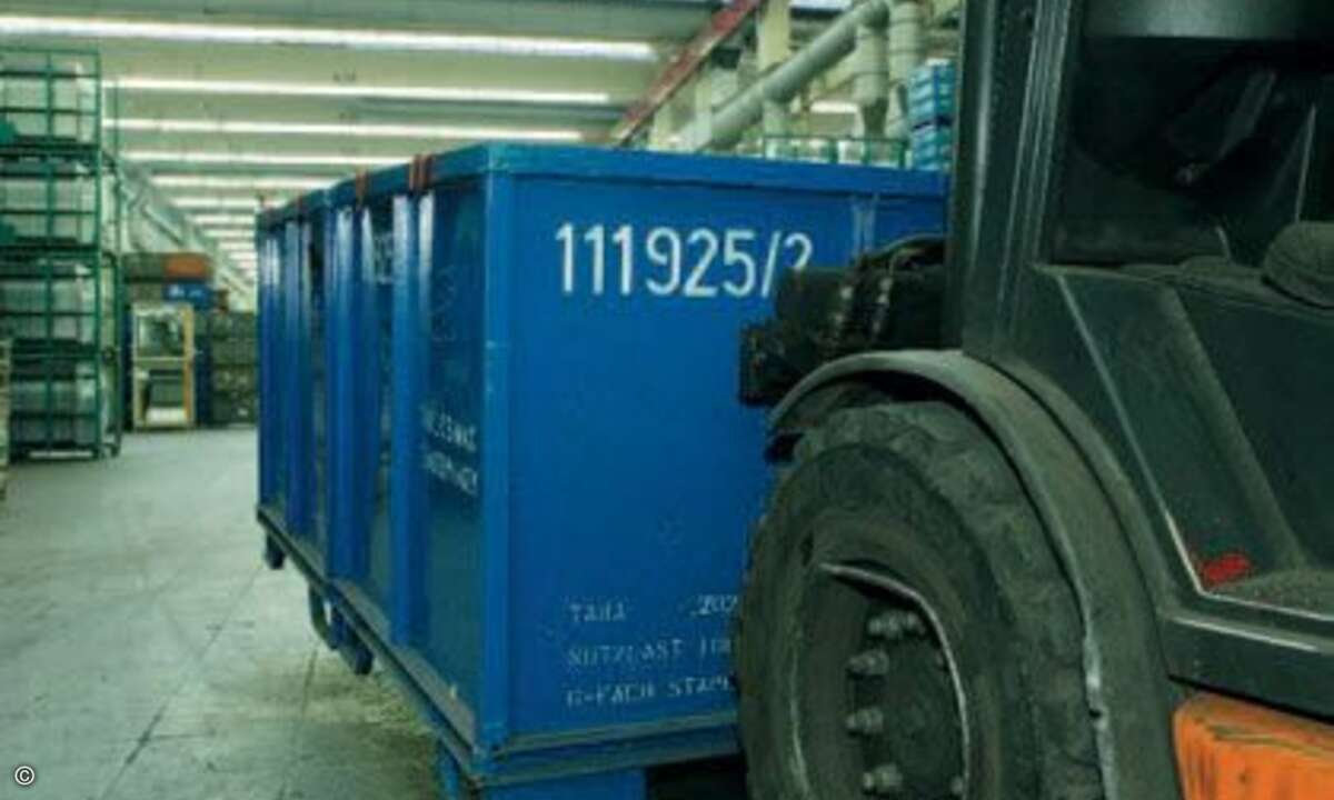 Durch das Behältermanagement können Gabelstapler die Container in der Leerguthalle gezielt platzieren beziehungsweise abtransportieren.