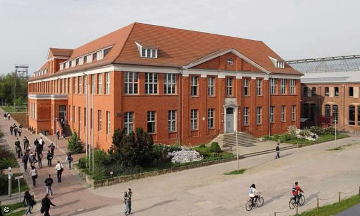 Zentrale Verwaltung: Haus 13 beherbergt Hochschulrechenzentrum, -verwaltung sowie weitere zentrale Einrichtungen, die den hohen Standard der Fachhochschule sichern.