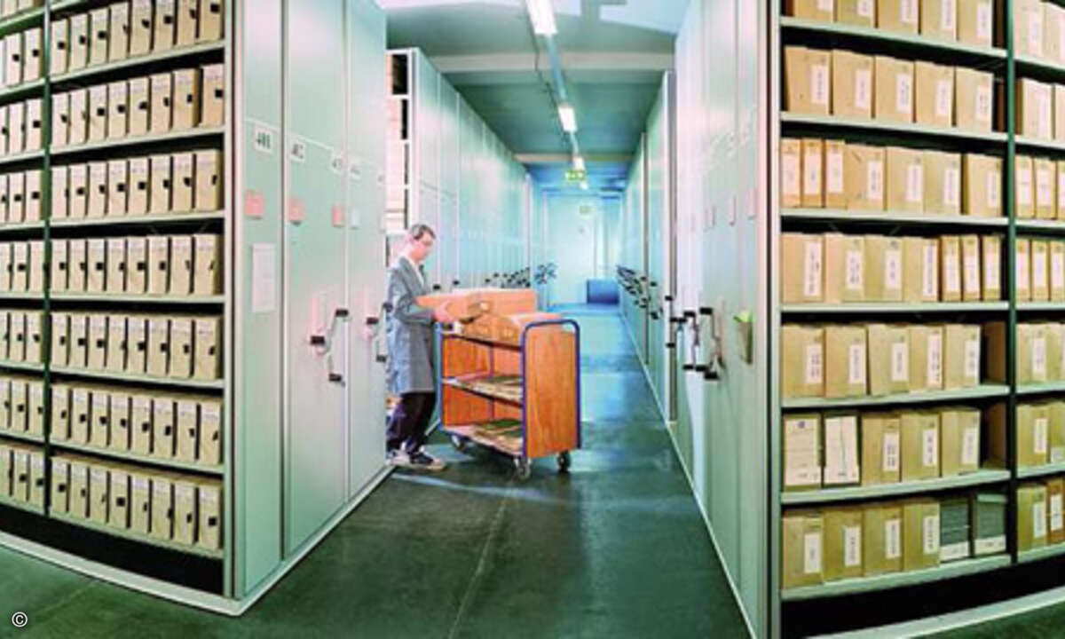 Heute lagern im Bundesarchiv noch hauptsächlich Papierakten – morgen wird es wohl vor allem digitale Daten für die Zukunft sichern.