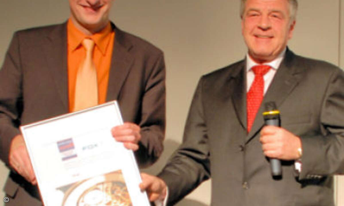 Franz Obermayer (li) erhält von Ulrich Hess, Geschäftsführer Scalcom und Partner der CRN Solution Awards, die Auszeichung für die beste mobile Lösung