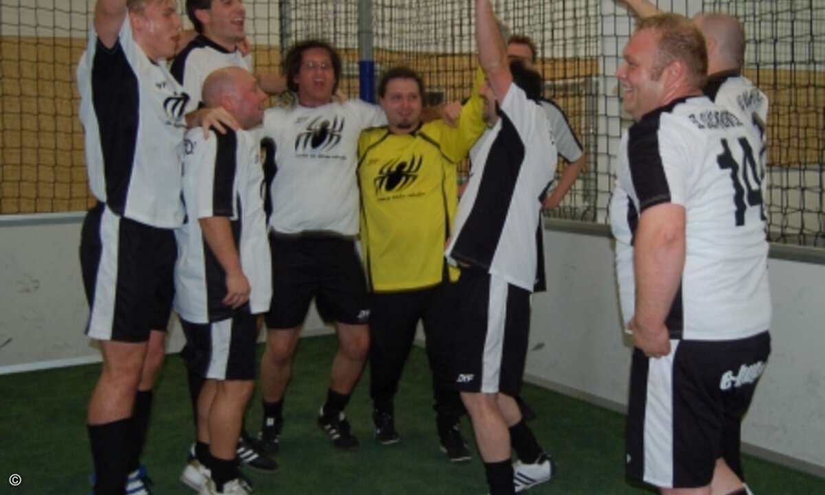 Die Händlermannschaft von E-Bug jubelt über den dritten Platz