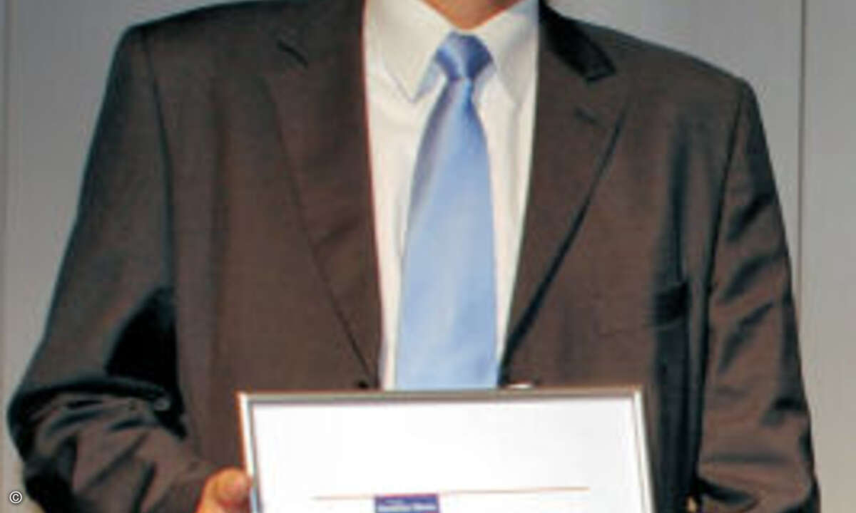 Mario Strauß nimmt den CRN Solution Award entgegen