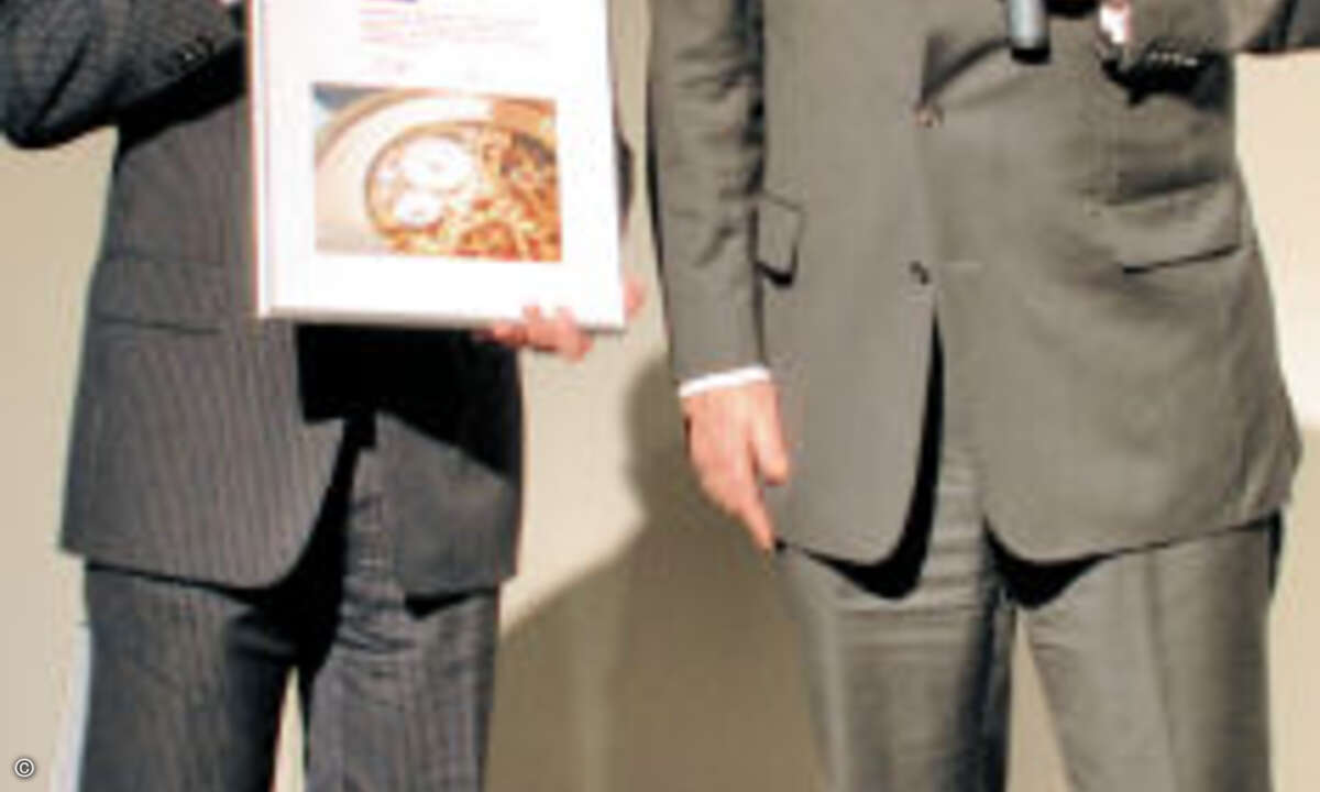 Winfried Grünert von Cancom (links) erhält von Ulrich Hess (Scalcom) den CRN Solution Award