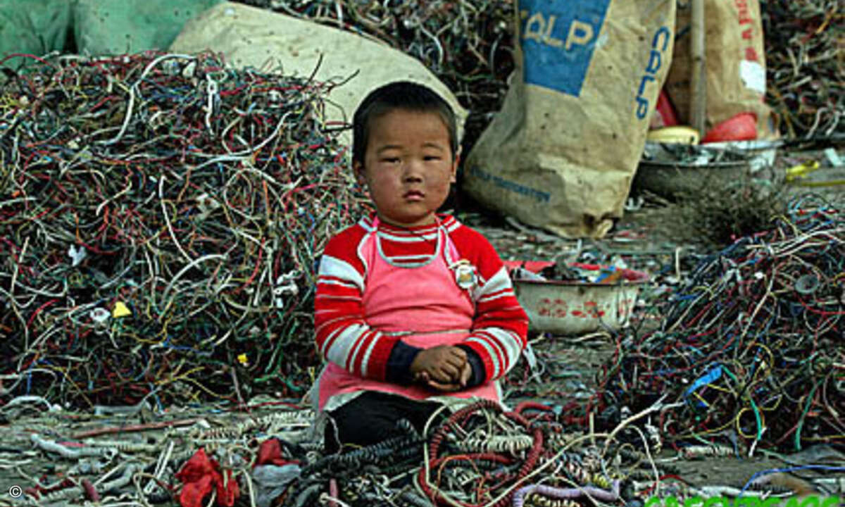 Solche Zustände will Greenpeace bekämpfen: Ein chinesisches Kind spielt inmitten von Computerschrott