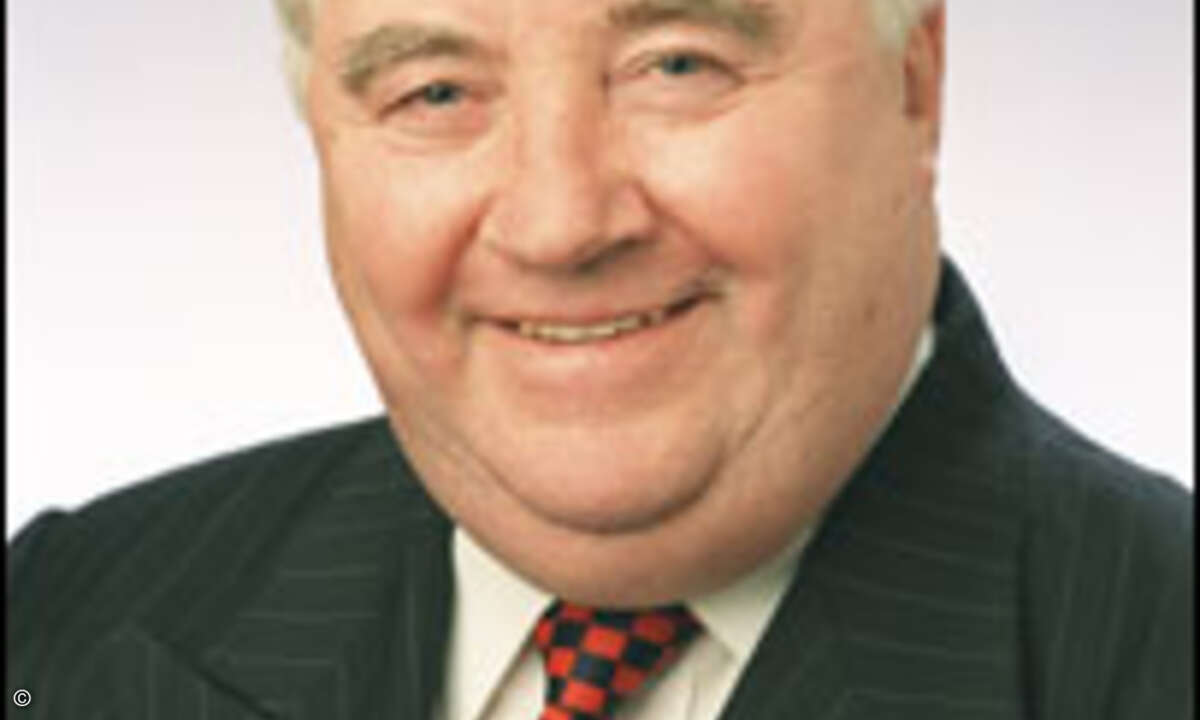 Der ehemalige Verteidigungsminister Peter Kilfoyle (Labour) geht Google wegen der Lockerung scharf an
