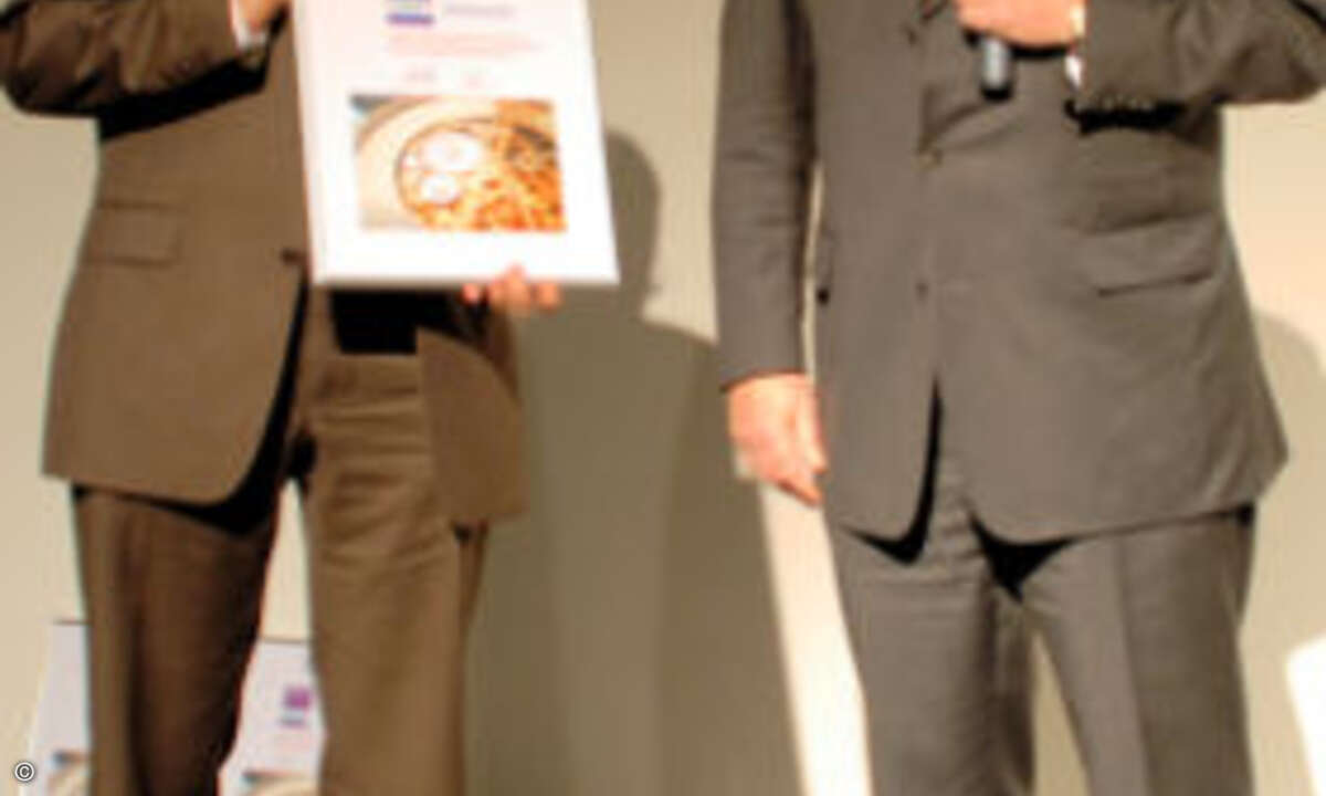 Michael Mohs von Computacenter (li) erhält von Scalcom-Chef Ulrich Hess die Auszeichung CRN Solution Award 2008