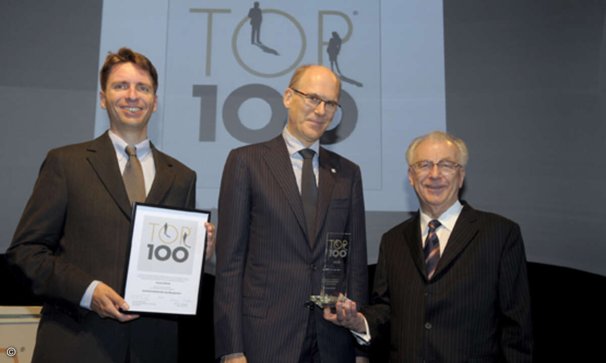 »Innovationsförderndes Top Management«: Prof. Dr. Nikolaus Franke (l.) und Mentor Lothar Späth (r.) gratulieren Stephan Huthmacher, Vorstandsvorsitzender der Comma Soft AG