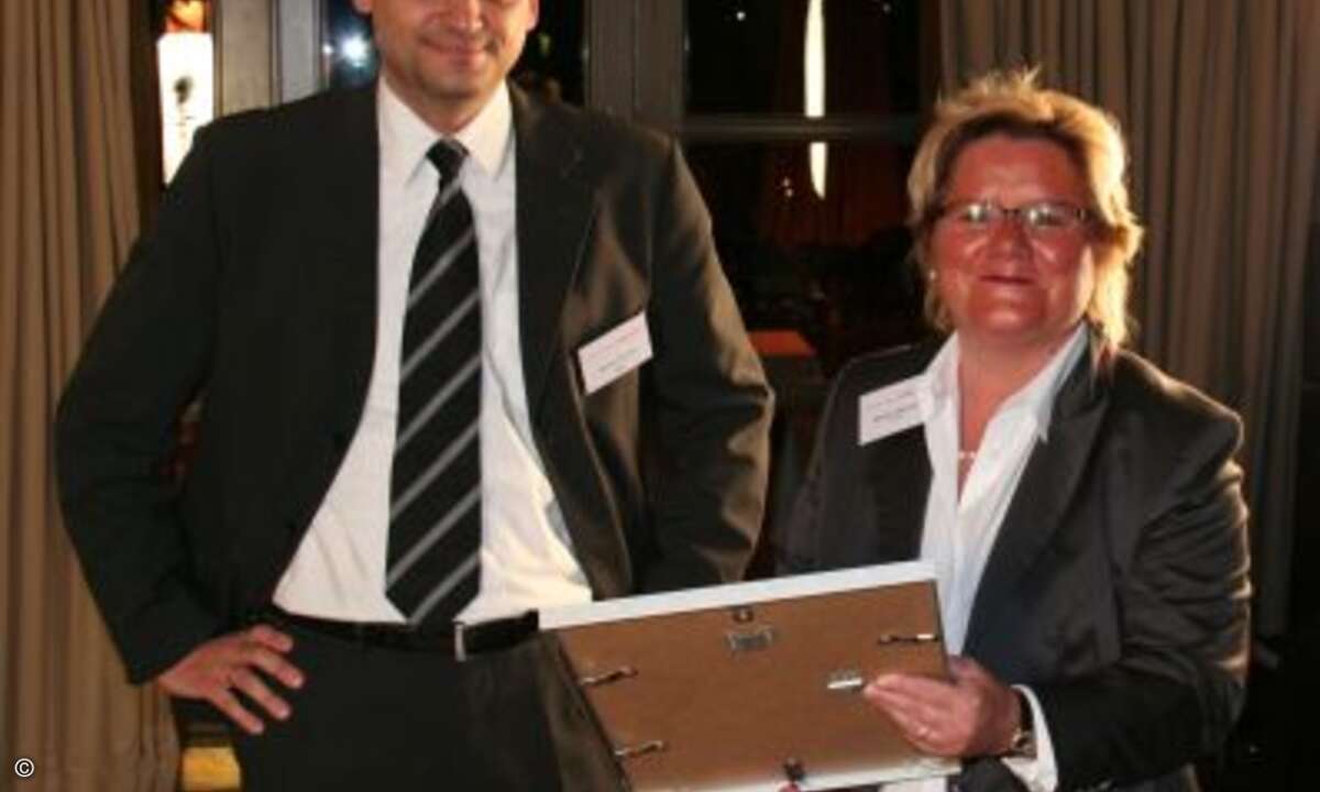Bärbel Schmidt erhielt von Markus Reuter erstmals die CRN Excellent Distributor-Auszeichnung für die Leistungen von Actebis Peacock