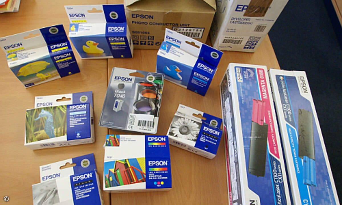 Die Produkte sind auf den ersten Blick nur sehr schwer von der Originalware zu unterscheiden. Das erfordert von den Zollbeamten ein geschultes Auge