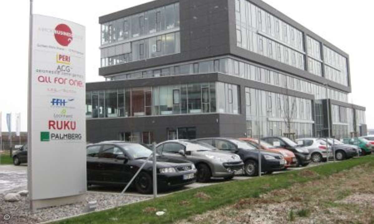 Der Firmensitz von All for One gleich neben dem Rollfeld des Flughafens Stuttgart