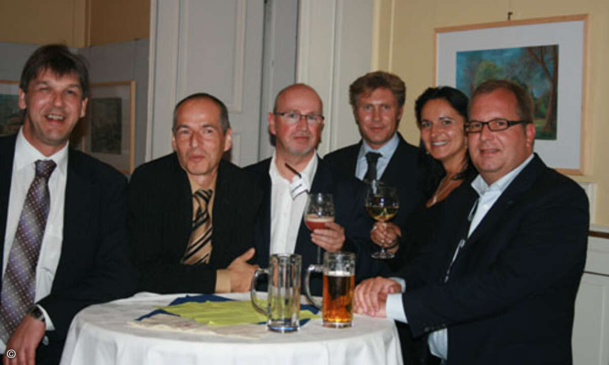 Samsung-Runde mit Dame und Gästen (v.li.): Rolf Mentges, GFH, Dirk Heynig, Bluechip, Rolf Figge, Andreas Seidler und Peter Sturmfeld von Samsung - zwischen ihnen Beate Rodler, CRN