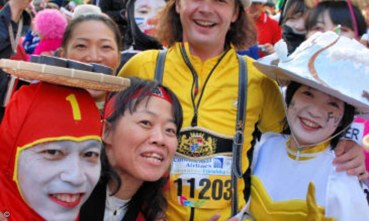 New York Marathon - das ist vor allem auch ein großes Fest der Nationen. Läufer aus 105 Ländern nehmen teil, auch Helmut Stoller mit Lederhose und Sepplhut