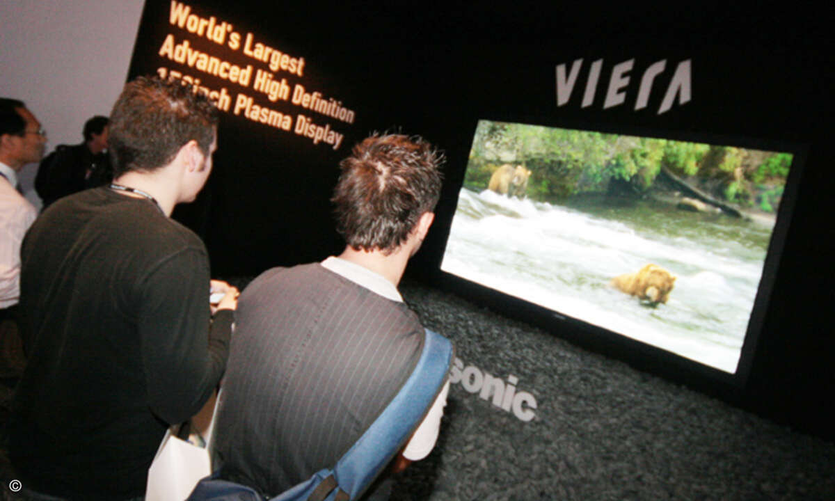 Panasonic zeigt das mit 150 inch größte Plasma Display der Welt