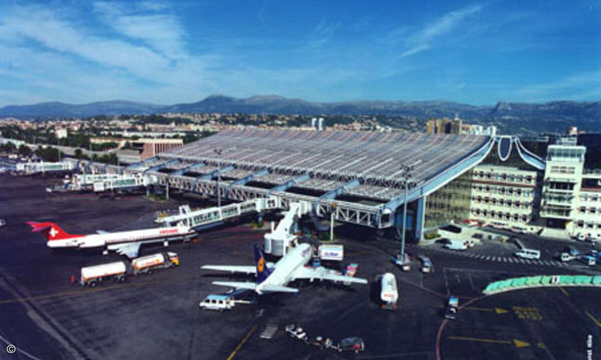Air France und der Flughafen in Nizza testeten 2009 Online-Tickets auf Basis von NFC.