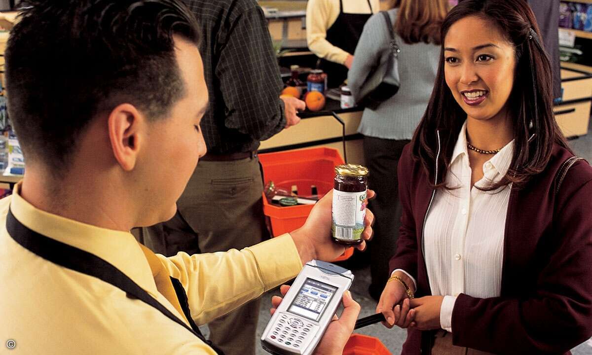 … und das ist Fujitsus Handheld-Rechner iPad im Einsatz - im Supermarkt.